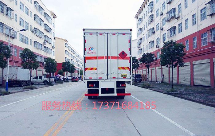 柳汽小三軸易燃液體廂式運輸車