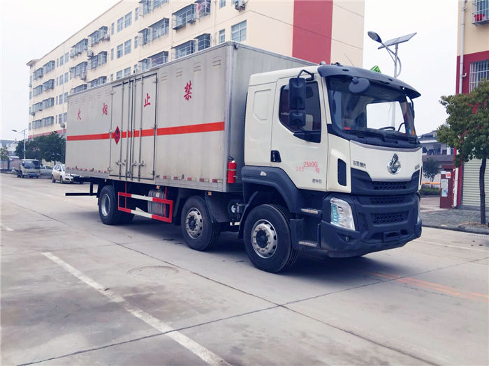 柳汽小三軸易燃液體廂式運輸車