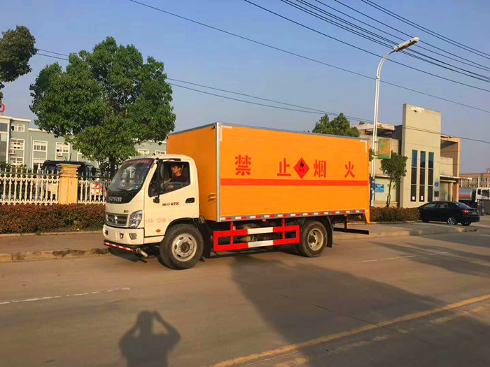 奧鈴危險(xiǎn)品箱式運(yùn)輸車4.6噸桶裝油漆甲醇危險(xiǎn)品箱式運(yùn)輸車
