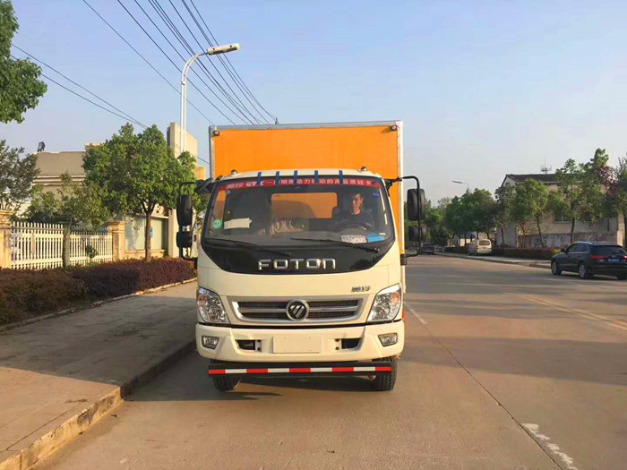 奧鈴危險(xiǎn)品箱式運(yùn)輸車4.6噸桶裝油漆甲醇危險(xiǎn)品箱式運(yùn)輸車