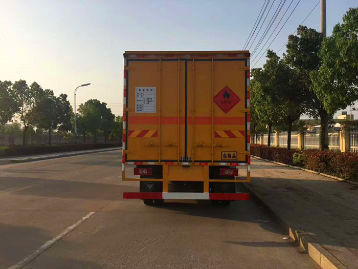 奧鈴危險(xiǎn)品箱式運(yùn)輸車4.6噸桶裝油漆甲醇危險(xiǎn)品箱式運(yùn)輸車
