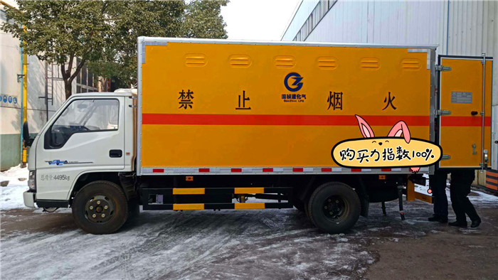 江鈴危險(xiǎn)品箱式運(yùn)輸車(chē)2.9噸桶裝硫酸蒸餾水危險(xiǎn)品運(yùn)輸車(chē)