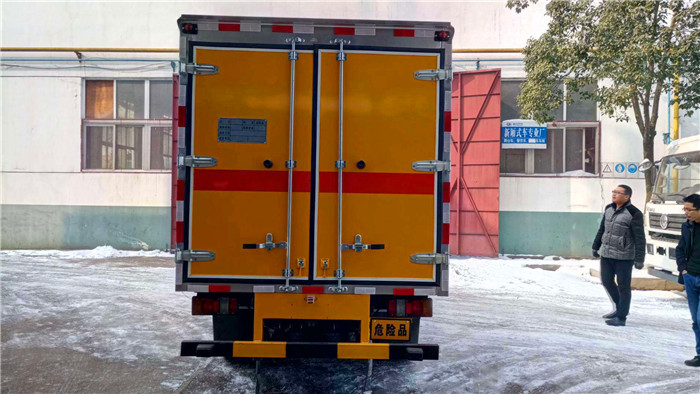 江鈴危險(xiǎn)品箱式運(yùn)輸車(chē)2.9噸桶裝硫酸蒸餾水危險(xiǎn)品運(yùn)輸車(chē)