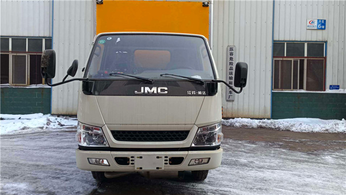 江鈴危險(xiǎn)品箱式運(yùn)輸車(chē)2.9噸桶裝硫酸蒸餾水危險(xiǎn)品運(yùn)輸車(chē)