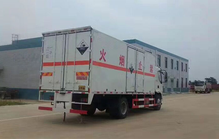 柳汽危險品箱式運輸車9.9噸桶裝硫酸蒸餾水危險品運輸車