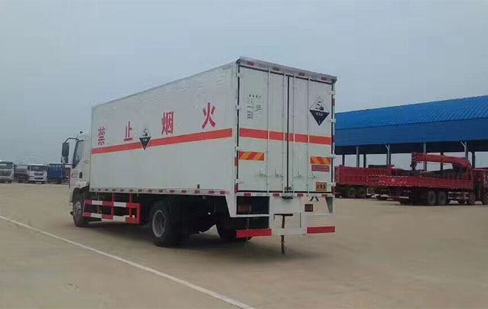 柳汽危險品箱式運輸車9.9噸桶裝硫酸蒸餾水危險品運輸車