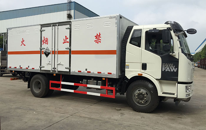 解放危險品箱式運輸車10噸桶裝硫酸蒸餾水危險品運輸車