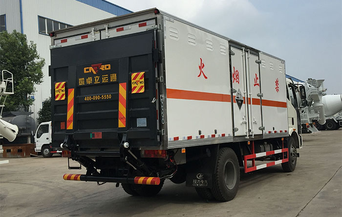 解放危險品箱式運輸車10噸桶裝硫酸蒸餾水危險品運輸車